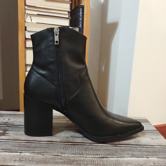 Women's Steve Madden Black Leather Ankle Booties Size 10 - Picture 3 of 6